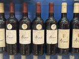 de nombreuses bouteilles de vin sur les étagères du magasin