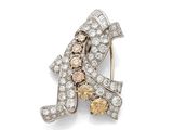 une photo d'une broche en diamants et en or, signée Van Cleef