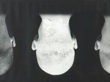 une vieille photo en noir et blanc montrant les pieds d'un homme, très sales