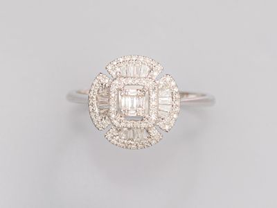 une bague en diamant et en or blanc sertie de diamants taille baguette