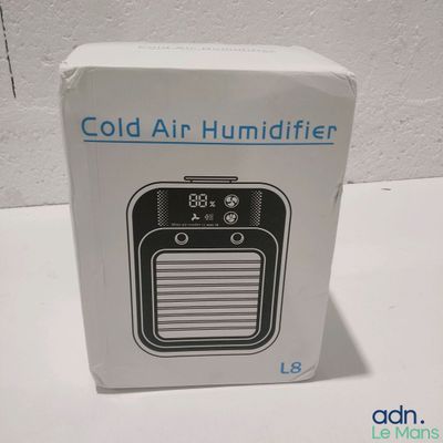 une boîte blanche contenant une radio en noir et blanc