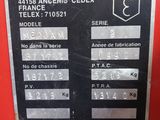 un gros plan d'un panneau apposé sur le flanc d'une machine