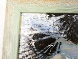 une photo d'un tableau encadré accroché au mur