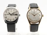 deux montres assises l'une à côté de l'autre sur une surface blanche