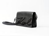 sac en cuir noir sur lequel est inscrit « love » sur fond blanc