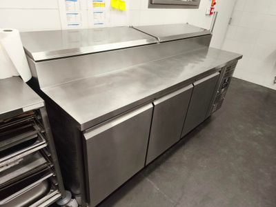 VENDU SUR DESIGNATION. 1 comptoir réfrigérée inox 3 portes d… - Photo 1