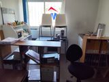un bureau et une chaise dans une pièce dotée d'une fenêtre
