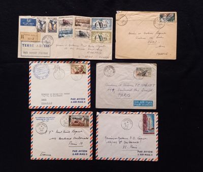 plusieurs vieilles enveloppes ornées de timbres, posées sur une surface noire