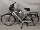 un vélo argenté avec un panier à l'arrière