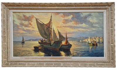 une peinture représentant un voilier sur l'eau, avec d'autres bateaux dans l'eau