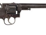 gros plan d'un revolver sur fond blanc