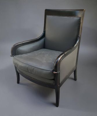 un fauteuil en cuir gris sur fond gris