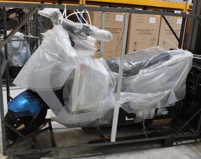 un scooter emballé dans du plastique et posé sur un support