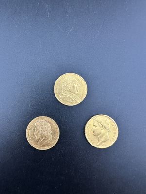 trois pièces d'or sur lesquelles figure l'effigie d'une femme
