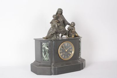 une statue représentant une femme et deux enfants assis sur une horloge