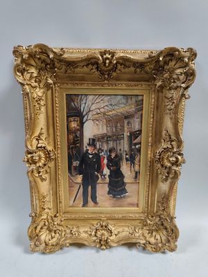 une vieille photo montrant un homme et une femme marchant dans une rue