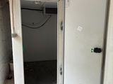 une porte ouverte dans une pièce en cours de rénovation