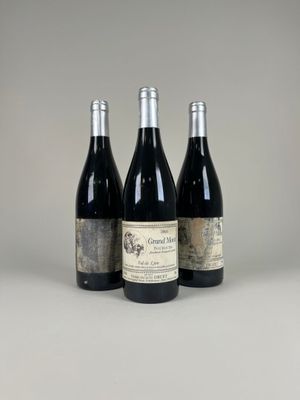 trois bouteilles de vin sont alignées sur une table