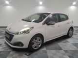 la photo d'une voiture blanche garée dans un garage