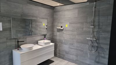 Module 21 : Lot composé d'un meuble suspendu, 2 vasques, 1 m…