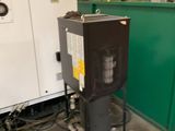 une machine qui se trouve dans une pièce dont l'un des murs est vert