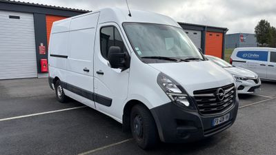 la camionnette blanche est garée dans le parking à côté d'autres véhicules