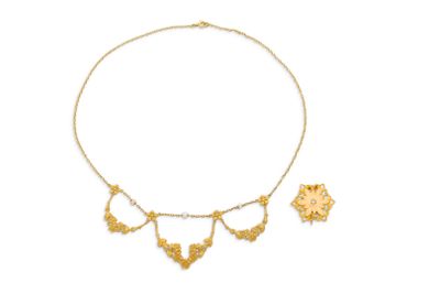 un ensemble composé d'un collier et de boucles d'oreilles en or