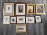 de nombreuses photos encadrées sur le mur de cette pièce