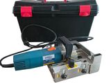 une image représentant une boîte à outils contenant une perceuse et un outil électrique