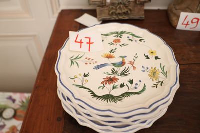 une pile d'assiettes portant des numéros, posée sur une table