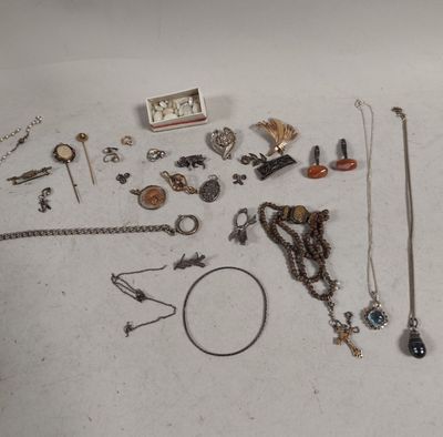 beaucoup de bijoux posés sur la table