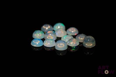 beaucoup d'oplites blancs sur une surface noire