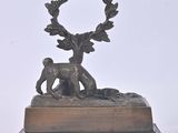 une statue en bronze représentant un cerf orné d'une couronne