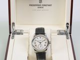 une photo d'une montre dans un coffret en bois posé sur une table