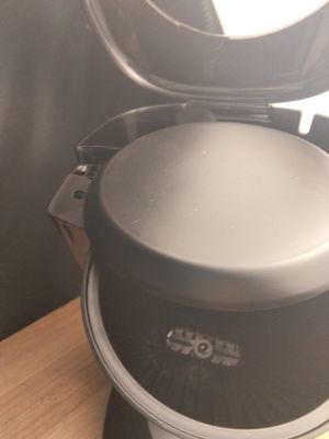 un pot posé sur une table