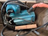une boîte contenant une machine bleue