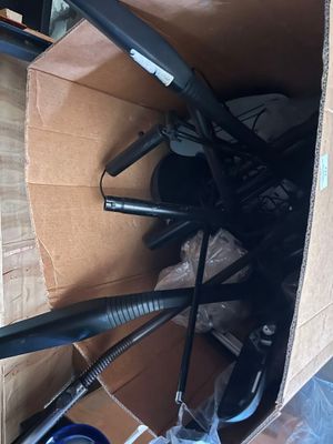 un carton contenant plusieurs vélos