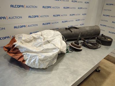 l'image d'une table sur laquelle se trouvent un sac et d'autres objets