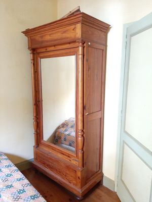 une armoire en bois surmontée d'un miroir