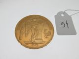 une image représentant une pièce d'or sur laquelle figure une étiquette indiquant son prix