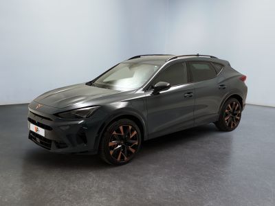 un SUV gris garé dans une pièce au sol noir