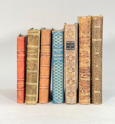 plusieurs vieux livres sont alignés sur une surface blanche