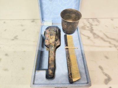 une boîte contenant un peigne et une brosse à cheveux