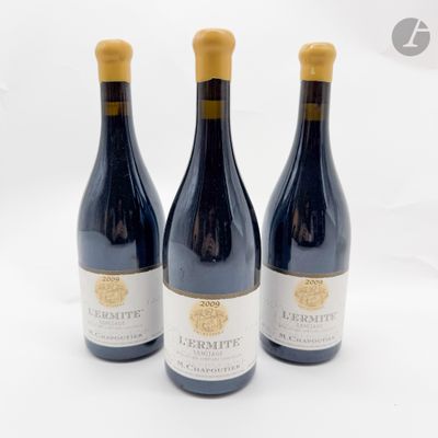 trois bouteilles de vin posées sur une surface blanche