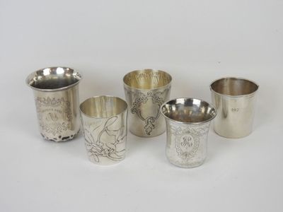 quatre coupes en argent ornées de motifs sur fond blanc