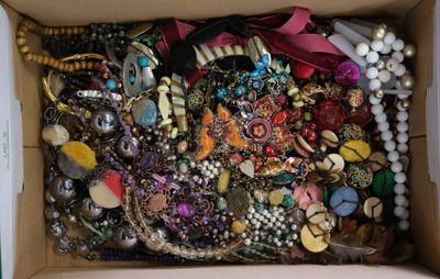 une boîte remplie de bijoux variés