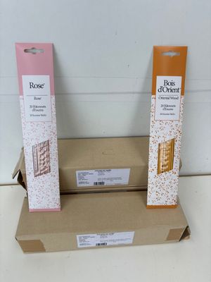 deux boîtes de savon posées l'une à côté de l'autre sur un comptoir