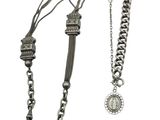 deux bijoux en argent sur fond blanc, accompagnés d'une chaîne