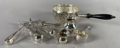 beaucoup d'objets en argent posés sur une table