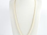 gros plan d'un collier sur un mannequin sur fond blanc